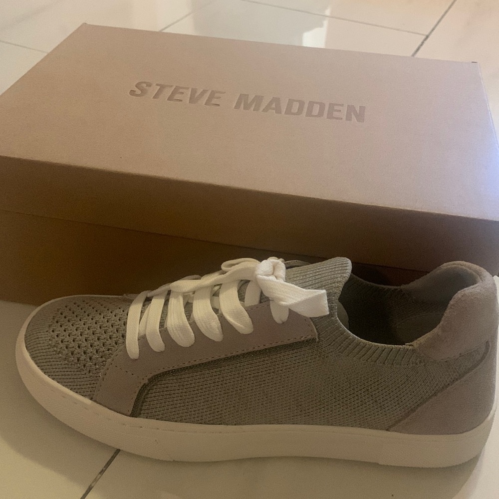 Brand new, never worn Steve Madden shoes. 6 1/2